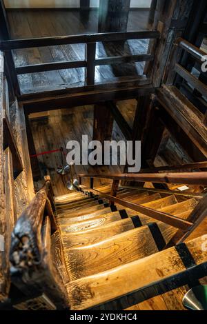Scale all'interno del castello principale di Matsue, costruito all'inizio del XVII secolo dal giapponese daimyō Horio Yoshiharu, a Matsue, prefettura di Shimane, Giappone Foto Stock