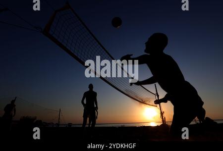 Beirut, Libano. 26 ottobre 2024. La gente si diverte sulla spiaggia di Beirut, Libano, il 26 ottobre 2024. Crediti: Bilal Jawich/Xinhua/Alamy Live News Foto Stock