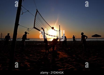 Beirut, Libano. 26 ottobre 2024. La gente si diverte sulla spiaggia di Beirut, Libano, il 26 ottobre 2024. Crediti: Bilal Jawich/Xinhua/Alamy Live News Foto Stock