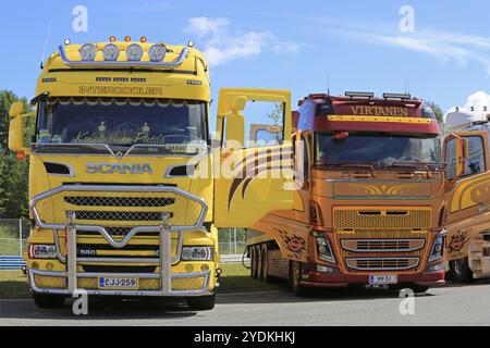 HAMEENLINNA, FINLANDIA, 16 LUGLIO 2016: Vista frontale dei nuovi veicoli pesanti Scania e Volvo personalizzati e colorati esposti sull'annuale Tawastia Truck Weeken Foto Stock