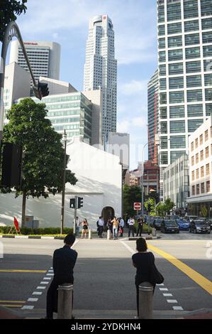 09.05.2019, Singapore, Repubblica di Singapore, Asia, pedoni in attesa nel quartiere dello shopping ad un incrocio stradale, Asia Foto Stock