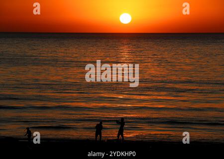 Beirut, Libano. 26 ottobre 2024. La gente si diverte sulla spiaggia di Beirut, Libano, il 26 ottobre 2024. Crediti: Bilal Jawich/Xinhua/Alamy Live News Foto Stock