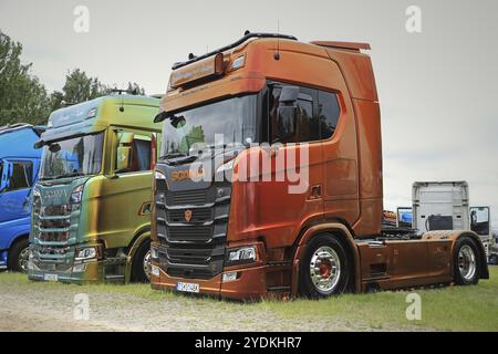 LOVIISA, FINLANDIA, 1° LUGLIO 2017: Due supercamion Scania S580 di nuova generazione splendidamente personalizzati di Martin Pakos in mostra al Riverside Truck Meet Foto Stock