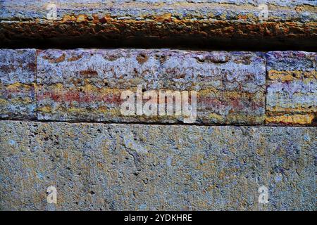 Frammento del muro di un vecchio edificio. Antico muro fatto di pietre diverse. Foto Stock