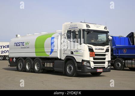 LIETO, FINLANDIA, 12 APRILE 2018: Nuova petroliera Scania R520 B8x4 bianca per Neste MY Renewable Diesel durante il Scania Tour 2018 a Turku Foto Stock