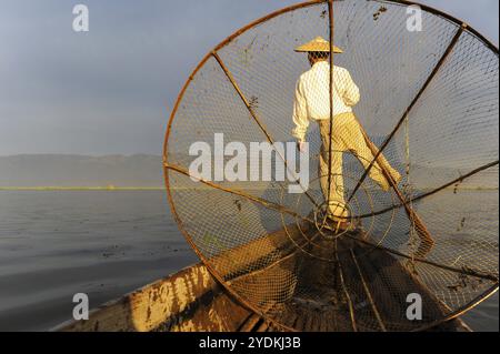 05.03.2014, Nyaung Shwe, Stato Shan, Myanmar, Asia, un canottaggio monogamba costeggia la riva settentrionale del lago Inle la mattina presto. Il lago lo è Foto Stock