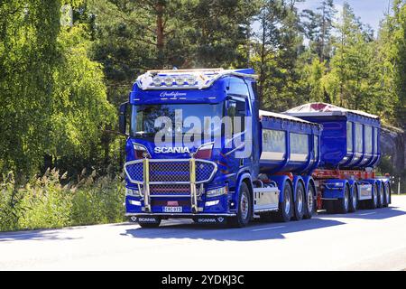 Scania Truck Gustafsson blu personalizzato davanti al rimorchio a cassette trasporta carichi lungo l'autostrada in estate. Salo, Finlandia. 25 agosto 2022 Foto Stock