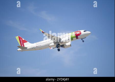 13.05.2024, Berlino, Germania, Europa, un aeromobile passeggeri Airbus A320-251N di TAP Air Portugal con immatricolazione CS-TVH in decollo da Berlino BR Foto Stock