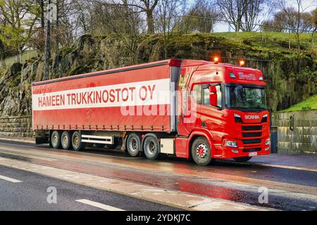 Red Next Generation Scania R500 Trukkinostot Oy, veicolo e rimorchio di Haemeen Trukkinostot Oy, presso il cantiere urbano in una mattinata di sole. Helsinki, Finlandia. 29 aprile 2020 Foto Stock