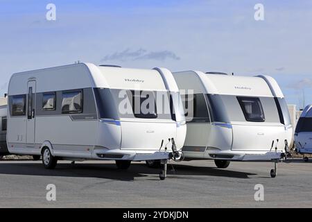 TURKU, FINLANDIA, 18 MARZO 2017: Modern Hobby Excellent camper Caravans in mostra su un cortile in un bel giorno di primavera Foto Stock