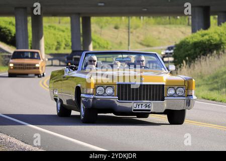 Salo, Finlandia. 18 maggio 2019. Persone che navigano sulla classica Cadillac gialla degli anni '1970 decappottabile lungo l'autostrada sul Salon Maisema Cruising 2019 Foto Stock