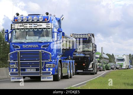 JALASJARVI, FINLANDIA, 6 AGOSTO 2015: Show Truck Convoy con Scania R520 Clintan e Volvo FH Phil Collins arriva a Jalasjarvi sulla strada per Power TR Foto Stock