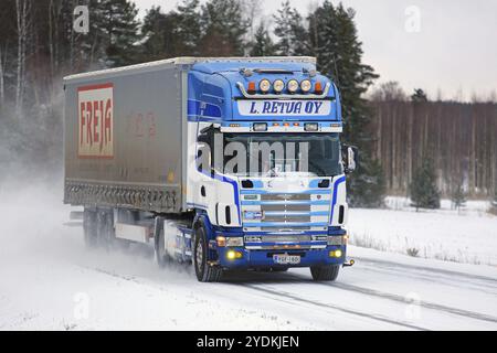 SALO, FINLANDIA, 7 GENNAIO 2017: Autocarro Scania 164L 480 e rimorchio con teloni scorrevoli personalizzati di L. Retva Oy strada invernale innevata nel sud della Finlandia Foto Stock