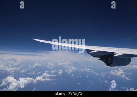 13.07.2023, Singapore, Repubblica di Singapore, Asia, Vista da un aereo passeggeri Lufthansa Boeing 747-8 Jumbo Jet dell'ala e del motore durante Foto Stock