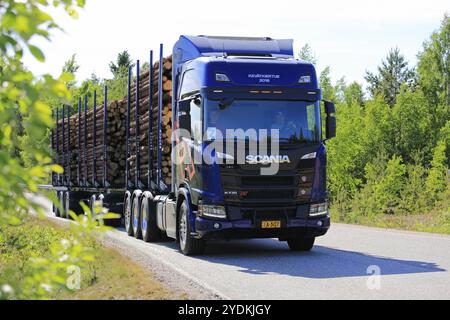 Blue Next Generation Scania R730 XT su strada di campagna attraverso la foresta primaverile con Scania Tour 2018 a Lohja, Finlandia, 25 maggio 2 Foto Stock