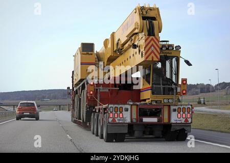 Salo, Finlandia, 19 aprile 2019: Passaggio di un semirimorchio Scania 164G che trasporta una gru portuale sull'autostrada, Europa Foto Stock