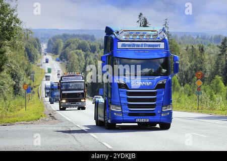 Blue Scania R770 Truck and semi trailer Uhres Grus och Transport in Truck Convoy to Power Truck Show 2021. Ikaalinen, Finlandia. 12 agosto 2021 Foto Stock