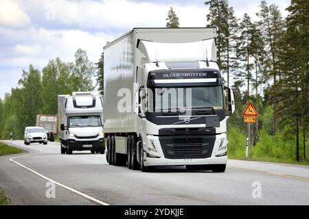 Raasepori, Finlandia. 27 maggio 2021. Volvo Trucks presenta Volvo FM 460 Globe Truck come parte della nuova gamma di veicoli, qui test drive su strada 25 Foto Stock