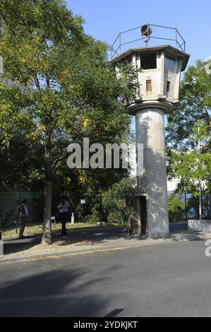 08.09.2014, Berlino, Germania, Europa, Un'ex torre di guardia della RDT si trova in Erna-Berger-Strasse a Berlino-Mitte, non lontano da Potsdamer Platz, ed è ora un Foto Stock