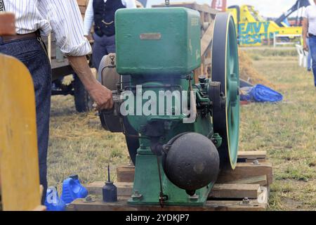 Kimito, Finlandia. 6 luglio 2019. Man regola il motore stazionario John Deere Waterloo Boy K che aziona la vecchia trebbiatrice su Kimito traktorkavalkad 2019 Foto Stock