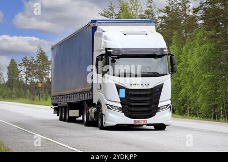 Nuovo autocarro Iveco S-Way Natural Power, NP, alimentato a gas bianco, davanti al semirimorchio sull'autostrada 25 in una giornata di sole. Raasepori, Finlandia. 27 maggio 2021 Foto Stock