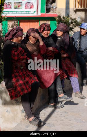 Perù - Tupe, 23 ottobre 2022: Un gruppo di donne in abbigliamento tradizionale si riunisce nella piazza di Tupe, annidata tra le montagne peruviane, per celebrare la festa locale Foto Stock