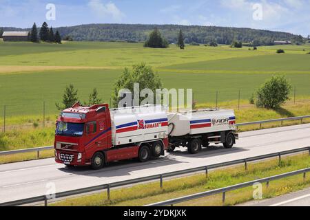 Camion cisterna Volvo FH 500 rosso Sumata AB, un'azienda di trasporto di merci pericolose, in velocità sulla strada nazionale finlandese 1. Salo, Finlandia. 10 luglio 2020 Foto Stock