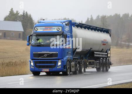 Blue Volvo FH Truck tira autocarri cisterna lungo l'autostrada rurale in un giorno di pioggia d'inverno. Salo, Finlandia. 31 gennaio 2020 Foto Stock