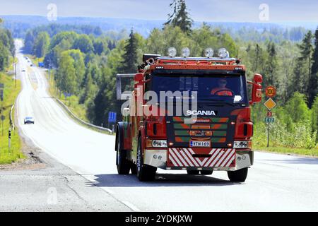 Scania TOW Truck Erihinaus che guida sull'autostrada 3 il giorno del convoglio di camion per il Power Truck Show 2021. Ikaalinen, Finlandia. 12 agosto 2021 Foto Stock