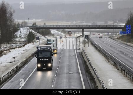 Camion per il trasporto merci in autostrada in una giornata nebbiosa d'inverno. Salo, Finlandia. 22 dicembre 2022 Foto Stock