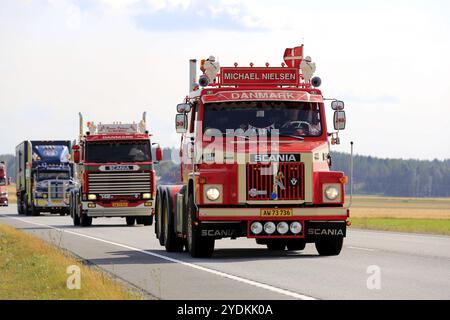 LUOPAJARVI, FINLANDIA, 9 AGOSTO 2018: Classic Scania LS 141 1978 di Michael Nielsen e altri veicoli industriali a tempo indeterminato in Truck Convoy per Power Truck Show 2018 Foto Stock