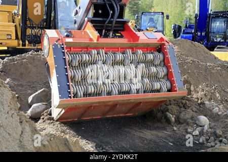 Hyvinkaa, Finlandia. 6 settembre 2019. Messa a terra di schermatura attrezzatura benna ALLU D Transformer montata su escavatore su Maxpo 2019 Foto Stock