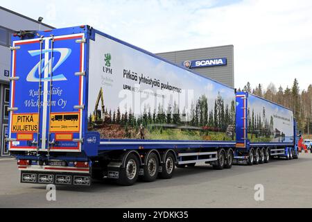 LAUKAA, FINLANDIA, 19 MAGGIO 2017: Combinazione di rimorchio in trucioli Scania R730 lungo 34 metri esposta alla fiera Scania presso il centro Scania Center Foto Stock