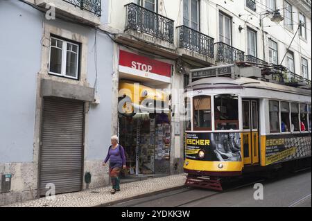 10.06.2018, Lisbona, Portogallo, Europa, tram nello storico quartiere Bairro alto della capitale portoghese, Europa Foto Stock