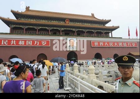 06.08.2012, Pechino, Cina, turisti di fronte alla città Proibita in Piazza Tiananmen con un ritratto del Presidente Mao sopra l'ingresso, Asia Foto Stock