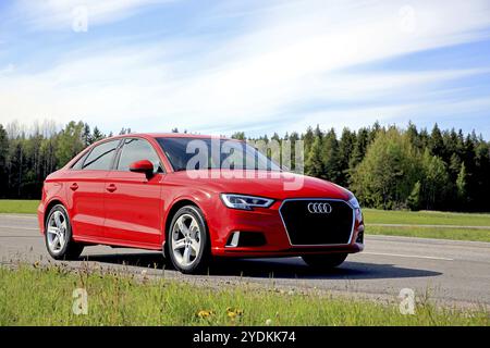 KAARINA, FINLANDIA, 3 GIUGNO 2017: Nuova bellissima Audi A3 Sedan Business Sport 2017 rossa Tango parcheggiata sul lato dell'autostrada in una giornata limpida di inizio estate Foto Stock