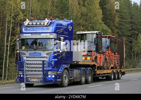 ORIVESI, FINLANDIA, 1 SETTEMBRE 2016: Scania V8 personalizzato di PTA-Kuljetus trasporta attrezzature stradali lungo la strada autunnale finlandese Foto Stock