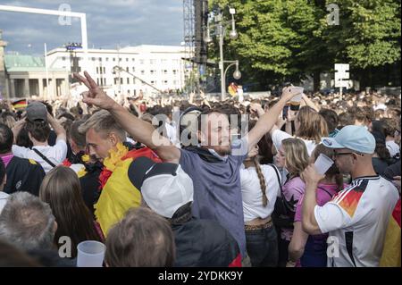 05.07.2024, Berlino, Germania, Europa, i tifosi della nazionale di calcio tedesca festeggiano e tifanno il tifo dopo aver segnato un pareggio sul miglio dei tifosi al p Foto Stock