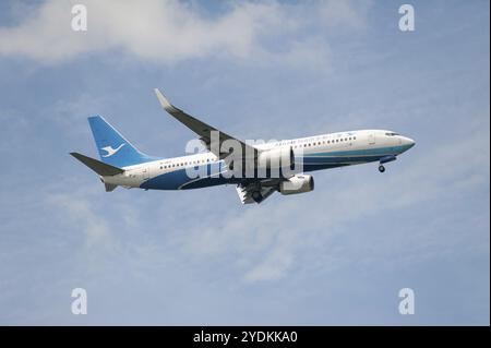 15.07.2023, Singapore, Repubblica di Singapore, Asia, Un aeromobile passeggeri della compagnia aerea cinese Xiamen Air del tipo Boeing 737-800 con il registro Foto Stock