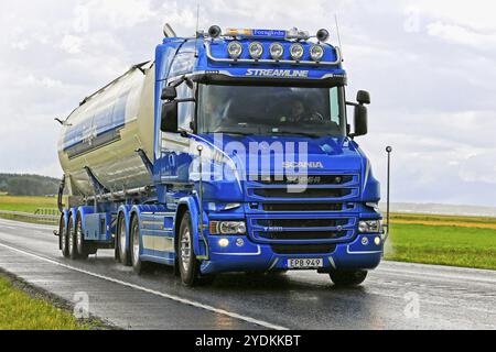 JALASJARVI, FINLANDIA, 11 AGOSTO 2016: Il camion semi-cisterna Scania T580 anno 2015 di Ab Bengt Forsgards Akeri partecipa al convoglio di camion per l'annuale t Foto Stock