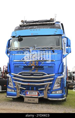 LOVIISA, FINLANDIA, 1° LUGLIO 2017: Veicolo Volvo FH500 blu di Kuljetus V-P Puurunen con il tema della Finlandia 100 anni in mostra sul Riverside Truck Meet Foto Stock