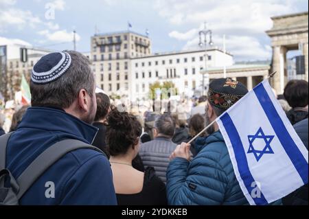 22.10.2023, Berlino, Germania, Europa, diverse migliaia di partecipanti esprimono la loro solidarietà e simpatia e partecipano a un ral di solidarietà pro-israeliano Foto Stock