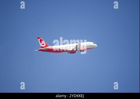 13/05/2024, Berlino, Germania, Europa, Un aeromobile passeggeri Sundair Airbus A320-214 con la vecchia livrea Air Berlin con il decollo dell'immatricolazione D-ASGK Foto Stock