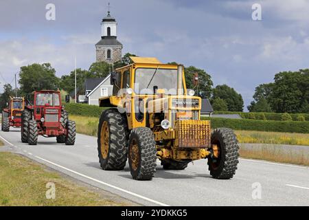 Kimito, Finlandia. 6 luglio 2019. Tre trattori Volvo BM, il primo di colore giallo nel 814, su Kimito Tractorkavalkad, sfilano ogni anno attraverso la piccola città Foto Stock