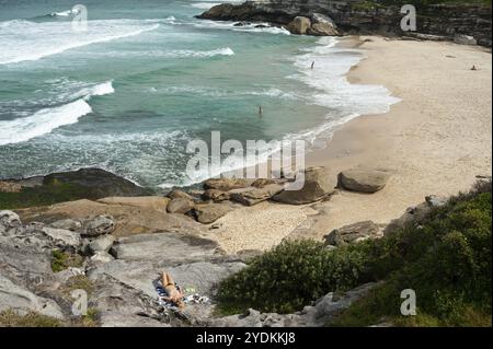 27.09.2019, Sydney, nuovo Galles del Sud, Australia, Una donna che prende il sole sulle rocce a Tamarama Beach, Oceania Foto Stock