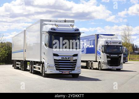 Nuovo DAF XG 530 bianco con doppio rimorchio e nuovi semi-camion Scania parcheggiati alla sosta del veicolo in un giorno di primavera. Salo, Finlandia. 10 maggio 2024 Foto Stock