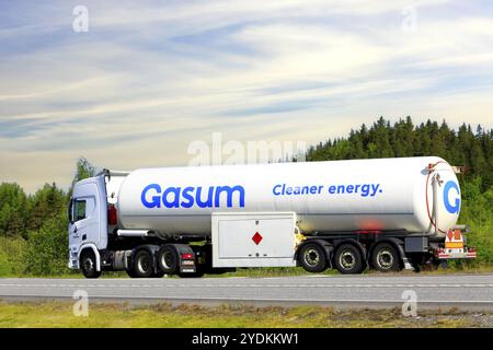 Il camion semi-serbatoio White Scania Gasum trasporta GNL, gas naturale liquefatto, ADR 223-1972, su strada in estate. Copia spazio. Forte, Finlandia. 9 giugno 2023 Foto Stock