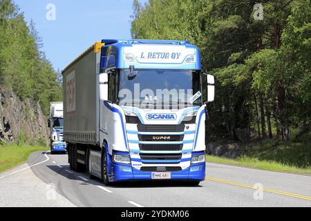 Nuovo veicolo Scania S di L Retva Oy davanti al rimorchio seguito da un altro veicolo sulla Highway 52 in una giornata di sole d'estate. Salo, Finlandia. 20 giugno 2019 Foto Stock