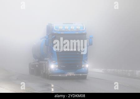 Salo, Finlandia, 28 dicembre 2018: Camion cisterna blu Scania R580 che si sposta lungo l'autostrada invernale in una giornata nebbiosa nel sud della Finlandia, in Europa Foto Stock