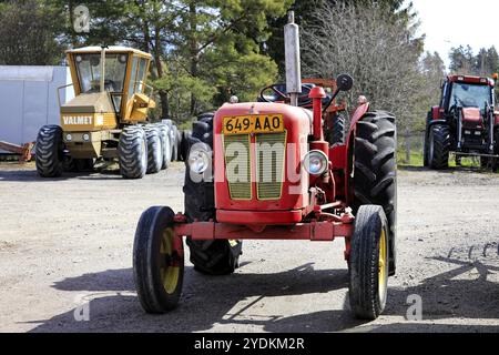 Trattori classici, David Brown Implement degli anni '1960 e Valmet 1502, parcheggiati in un cortile in un giorno di primavera Foto Stock